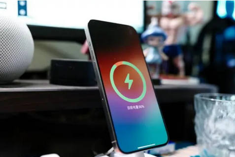 土默特右苹果15换屏服务分享用什么充电器给iPhone15充电更好 